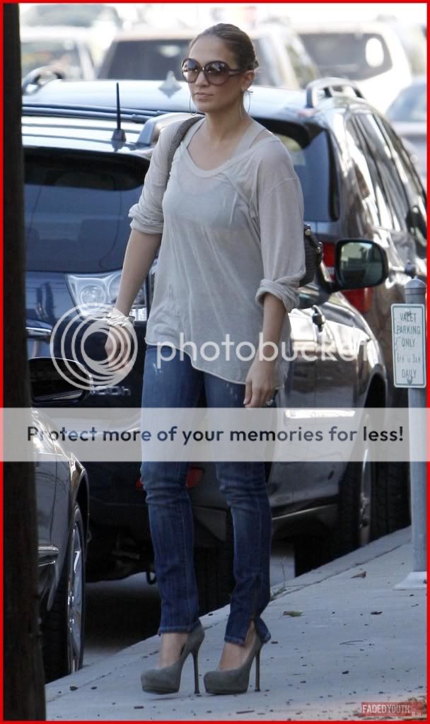 jennifer-lopez-out-shopping-with-3.jpg