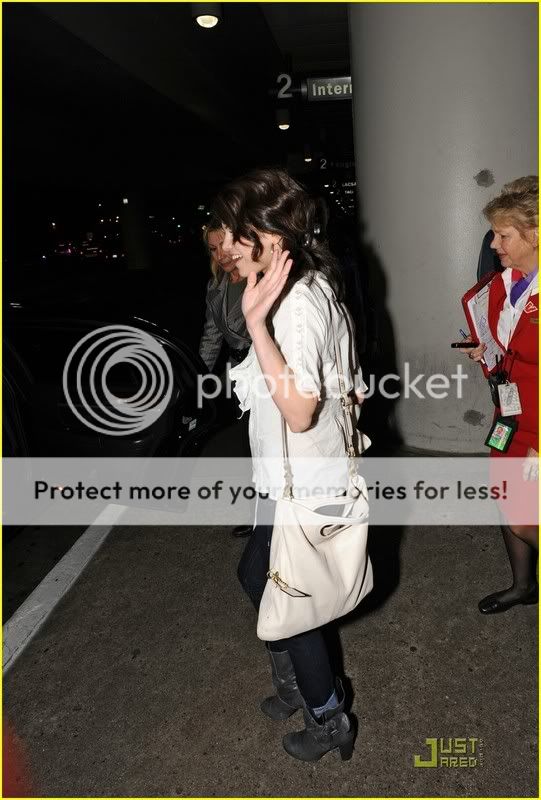 selena-gomez-lax-airport-06.jpg