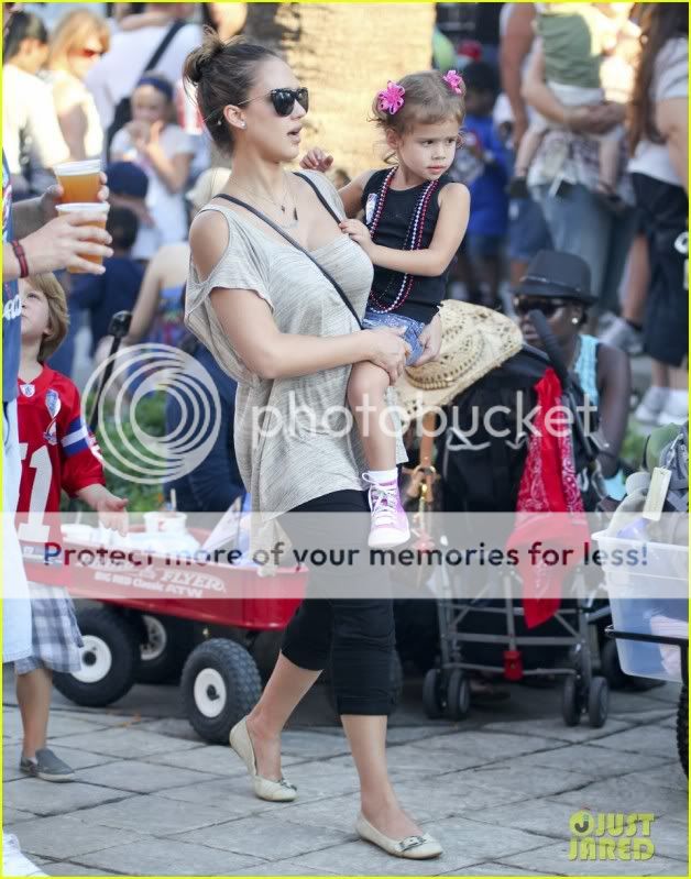 jessica-alba-family-fun-day-19.jpg