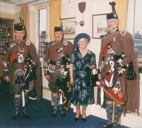 Queen-Mother-Pipers.jpg