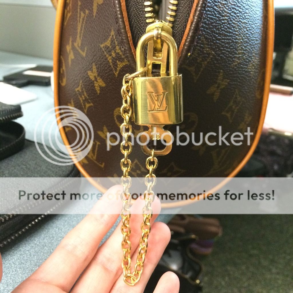 where does the lock go on a louis vuitton speedy