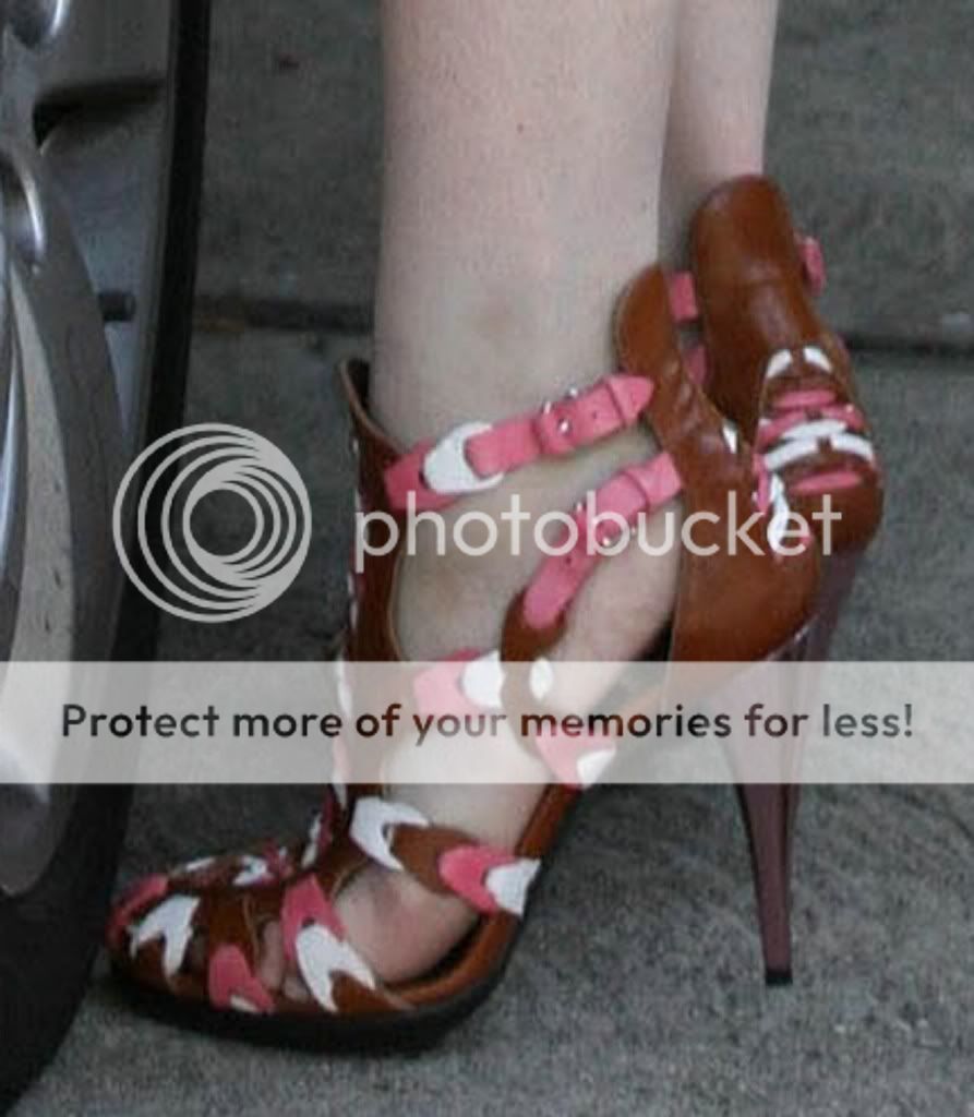 lindsaylohanshoe0612081.jpg