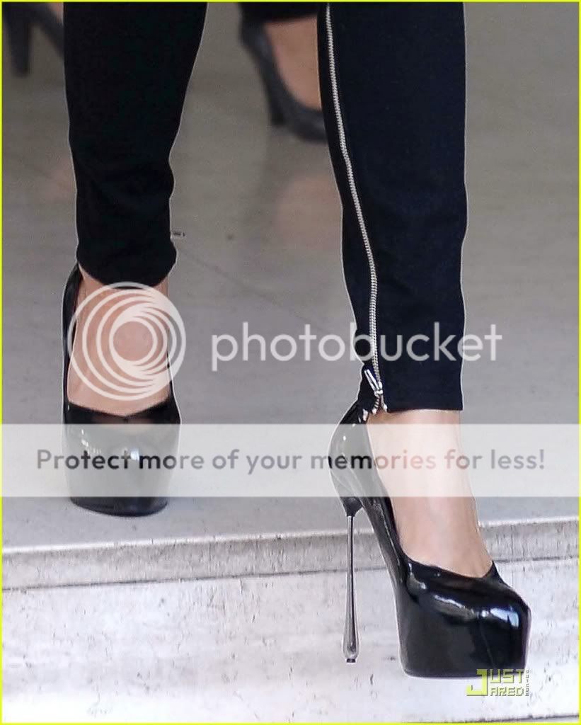 victoria-beckham-marc-jacobs-sti-1.jpg
