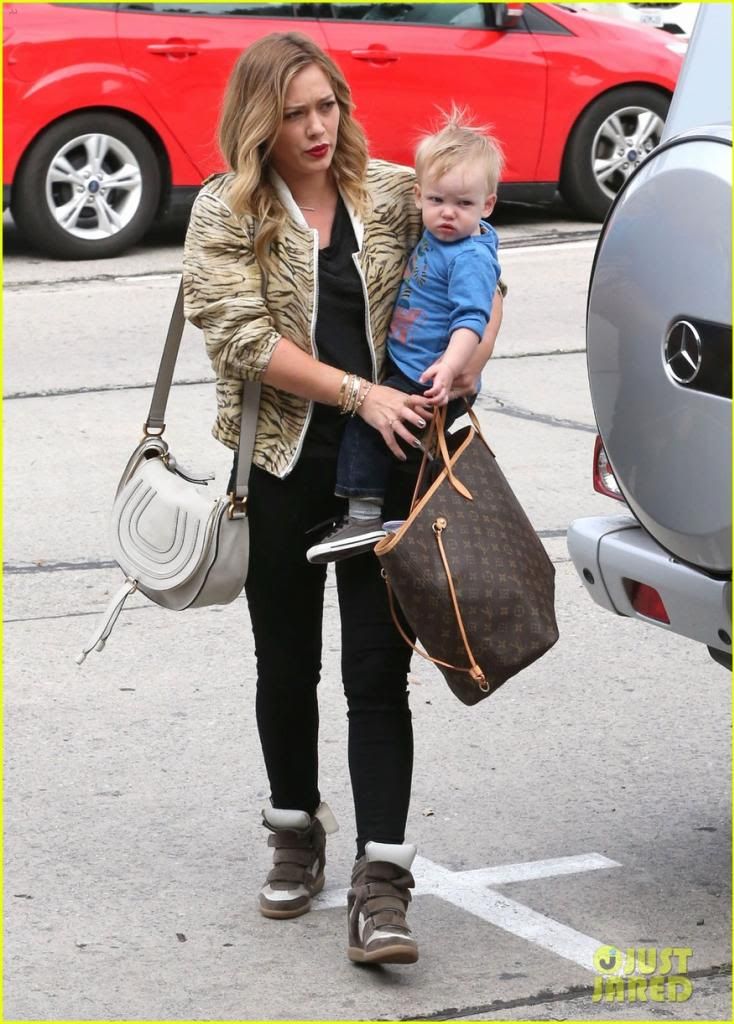 hilary-duff-babies-first-class-with-luca-05.jpg