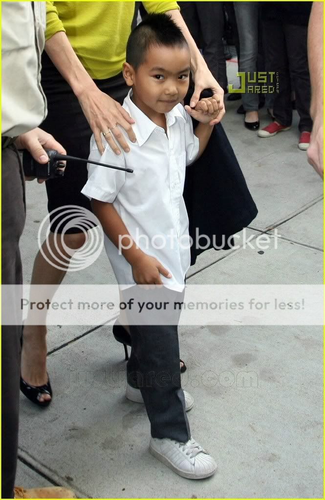 angelina-jolie-not-wearing-black-03.jpg