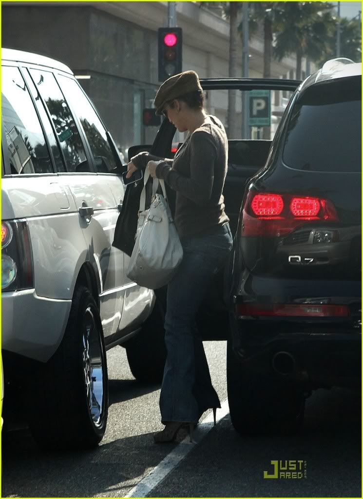 jennifer-lopez-leah-remini-shopp-1.jpg