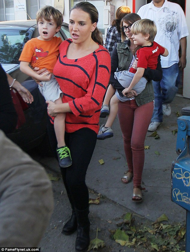 article-2543681-1ADCDEB300000578-109_634x841.jpg