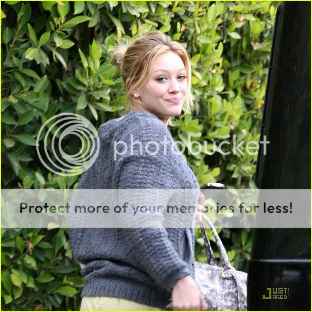 hilary-duff-baggy-bashful-02.jpg