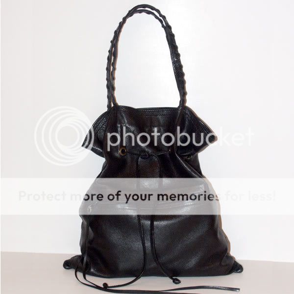 02_black_draw_tote_squa.jpg