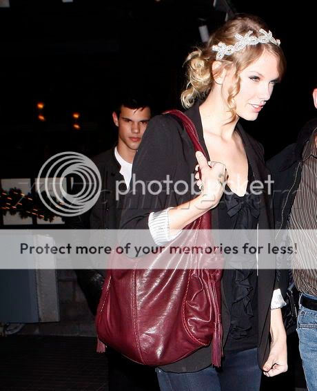 TaylorLautnerSwift1204_01.jpg