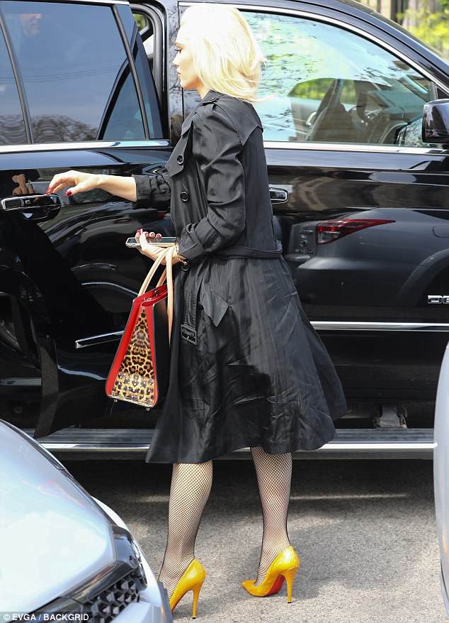 4ABF8ED100000578-5567965-Family_outing_Gwen_clutched_on_to_a_black_leather_handbag_featur-a-14_1522619018545.jpg