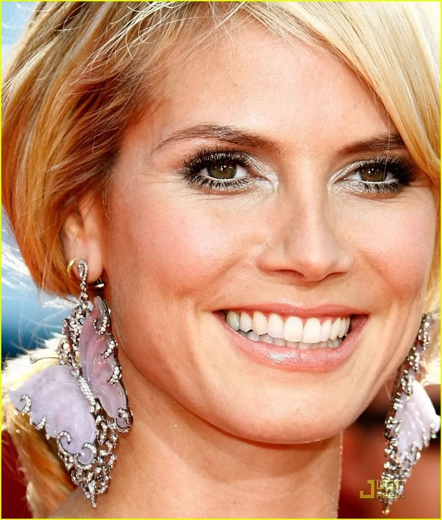 heidi-klum-emmys-2008-red-carpet-02.jpg