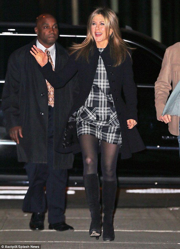 1416190737207_wps_7_Jennifer_Aniston_arrives_.jpg