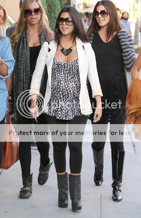 kardashian111309_15.jpg