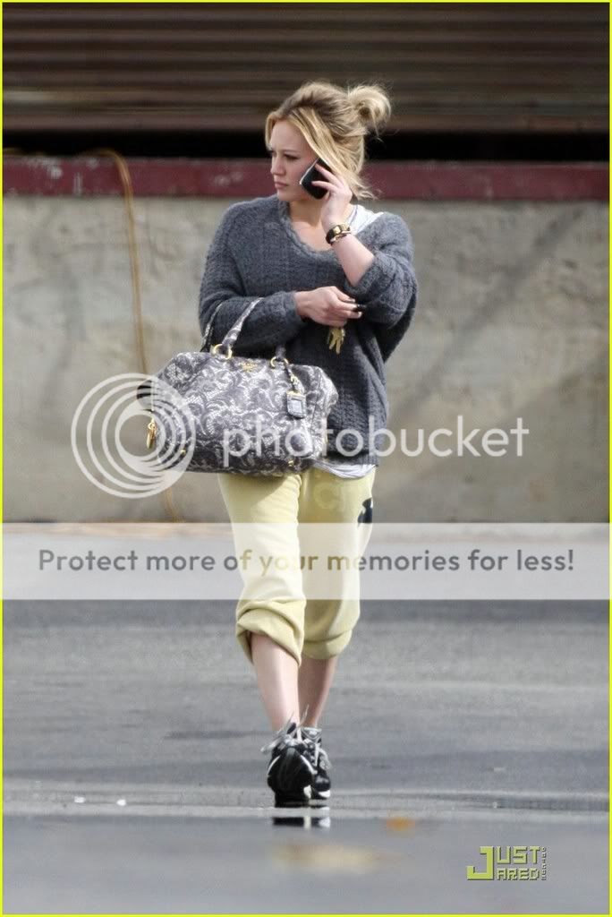hilary-duff-baggy-bashful-10.jpg