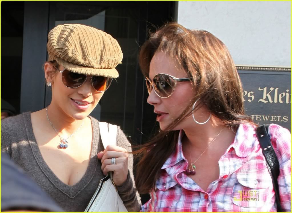 jennifer-lopez-leah-remini-shopp-5.jpg