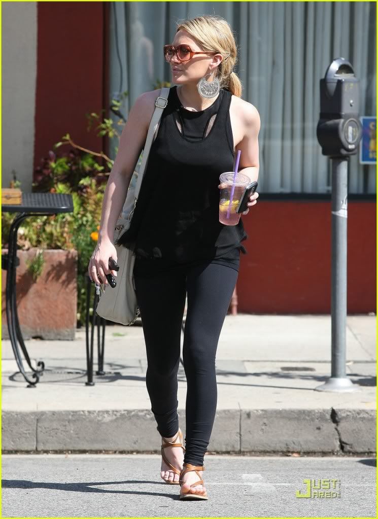 hilary-duff-caioti-pizza-cafe-02.jpg