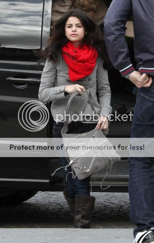 selena-gomez-paris-stroll11.jpg