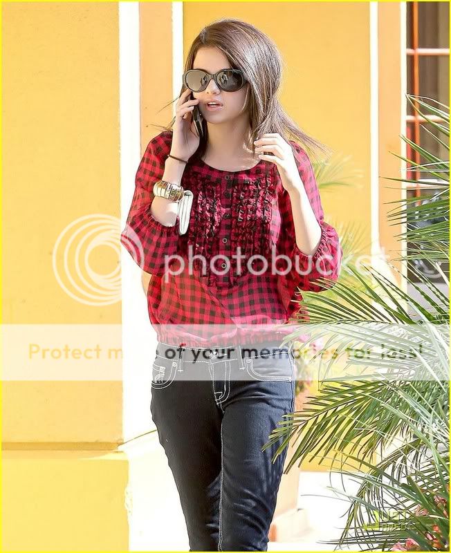 selena-gomez-cvs-shopper-09.jpg