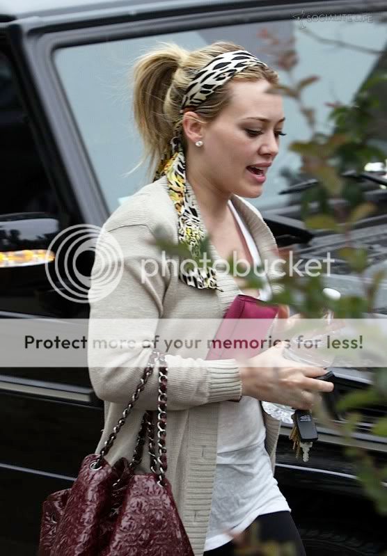 gallery_enlarged-hilary-duff-cof-15.jpg