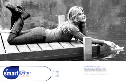 425.aniston.smartwater.042508.jpg