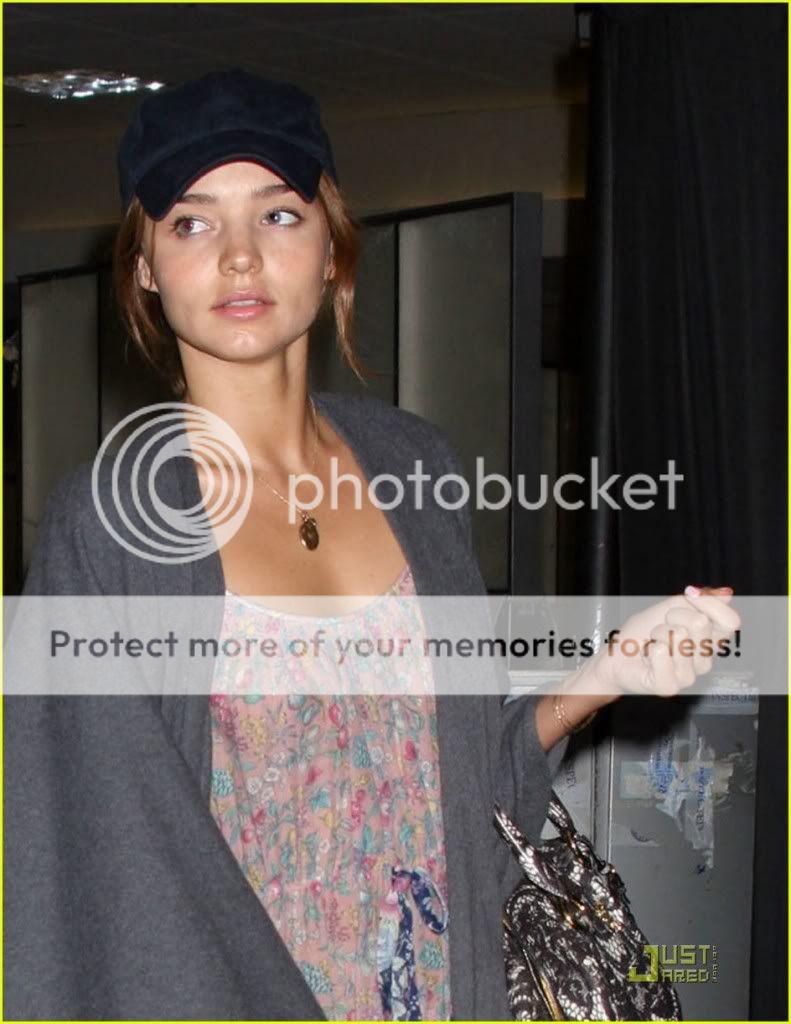 miranda-kerr-horse-race-09_122_491l.jpg