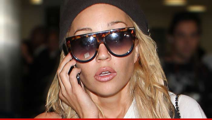1028-amanda-bynes-airport-getty-3.jpg