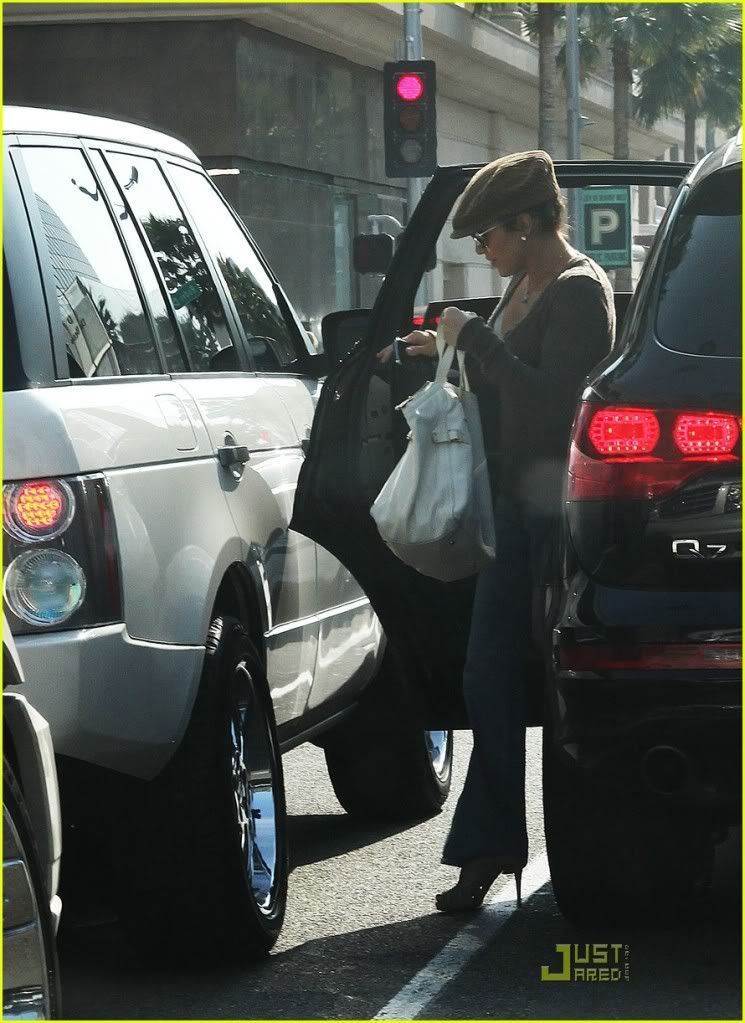 jennifer-lopez-leah-remini-shopp-2.jpg