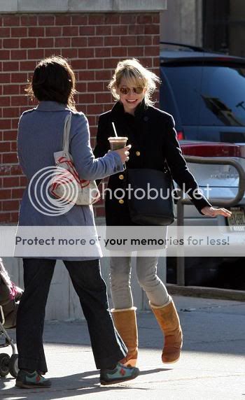 michelle-williams-walk-12128-1.jpg