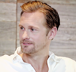 tumblr_o425oyfAUM1qlgnv9o1_r1_250.gif