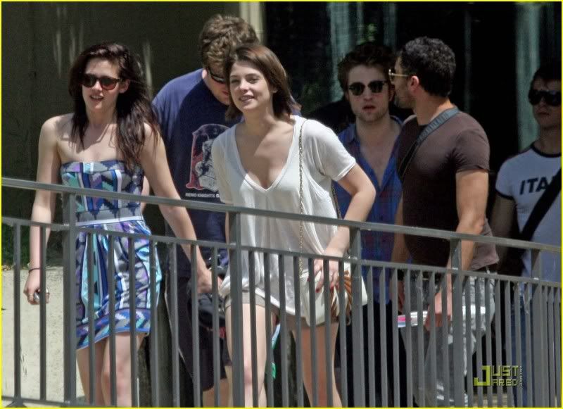 ashley-greene-poolside-pretty-03.jpg