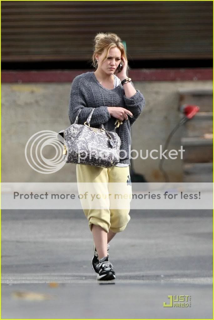 hilary-duff-baggy-bashful-07.jpg