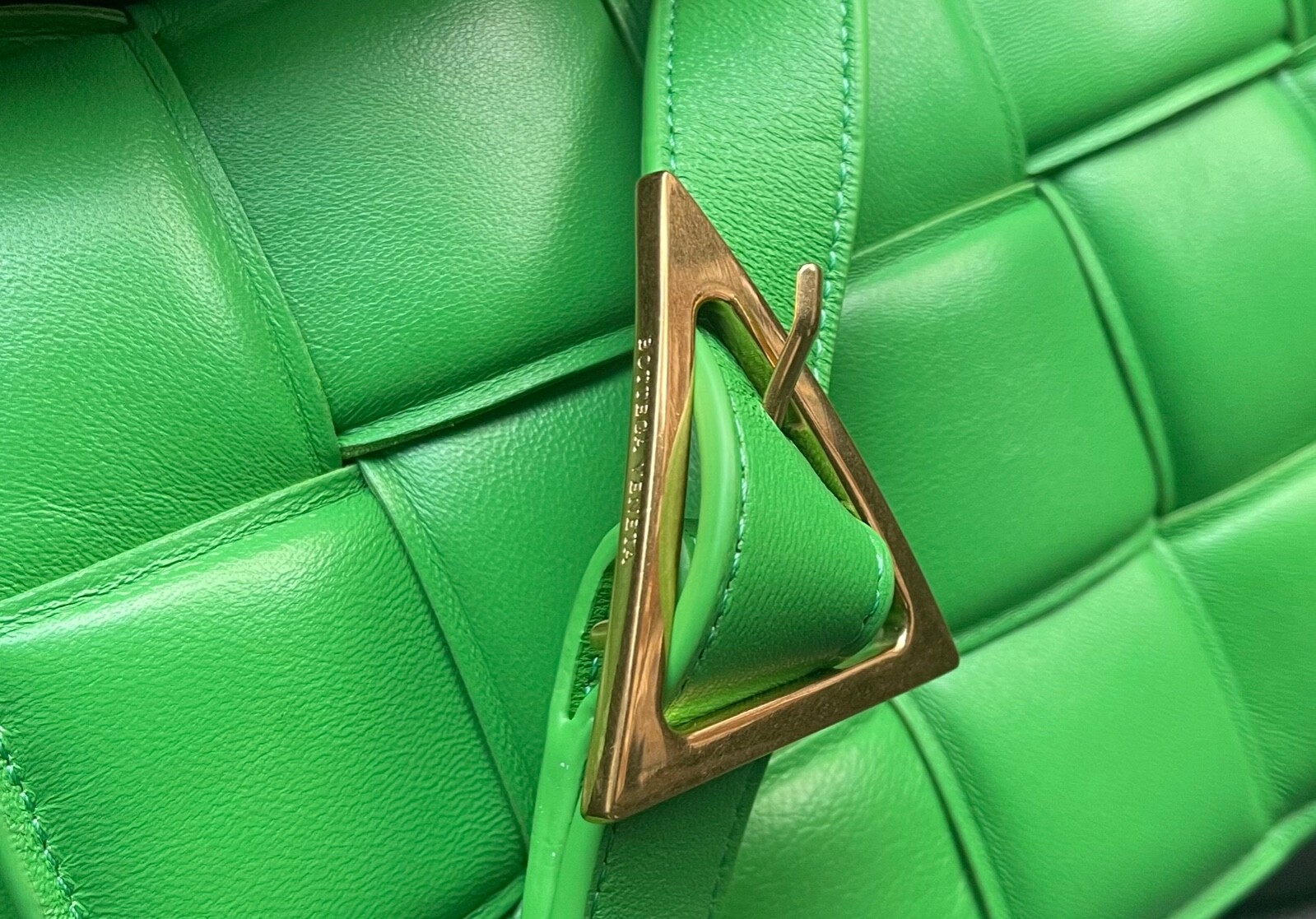 Image 6 - GEEEN BOTTEGA VENETA CASSETTE PADDED LEATHER CROSSBODY BAG