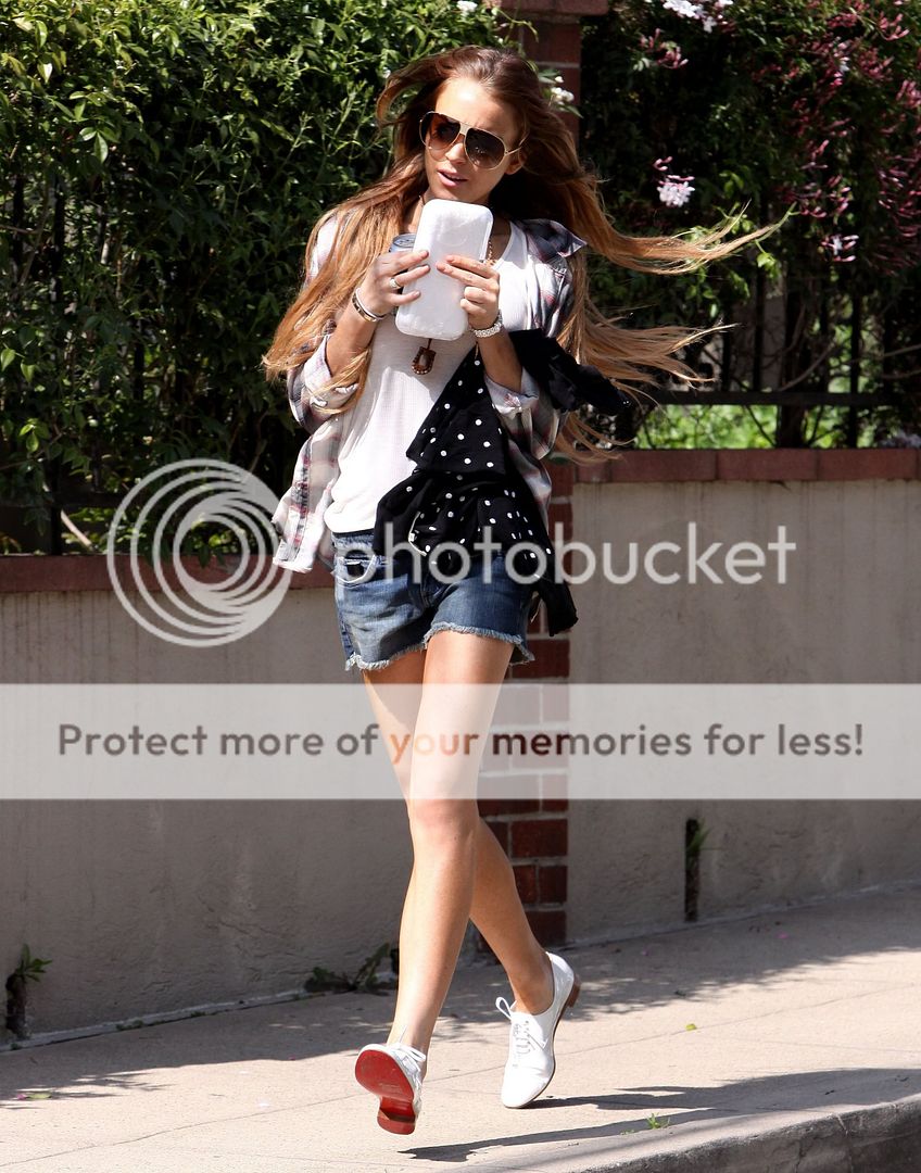 01772-lindsay-lohan-running-down-th.jpg