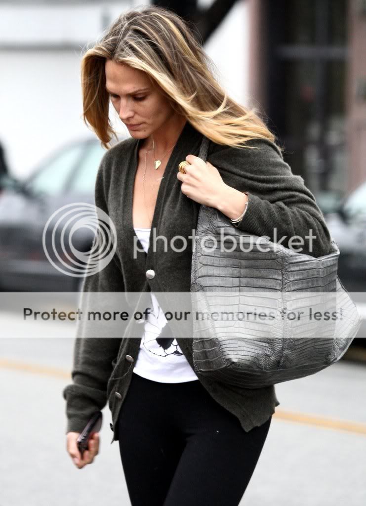 64833_Molly_Sims_2009-01-23_-_leave.jpg