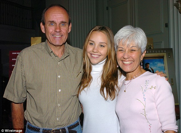 1413211572162_wps_4_Amanda_Bynes_center_with_.jpg