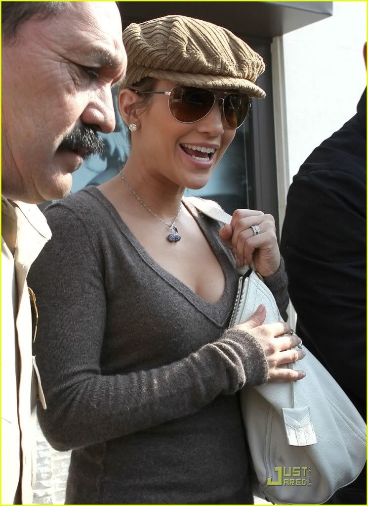 jennifer-lopez-leah-remini-shopping.jpg