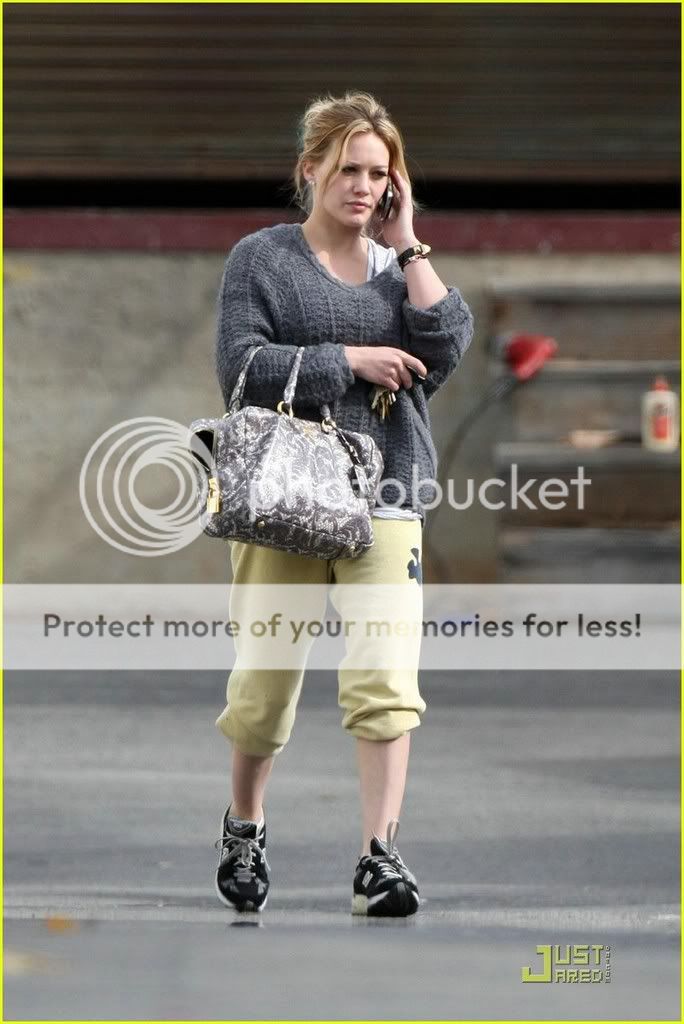 hilary-duff-baggy-bashful-08.jpg