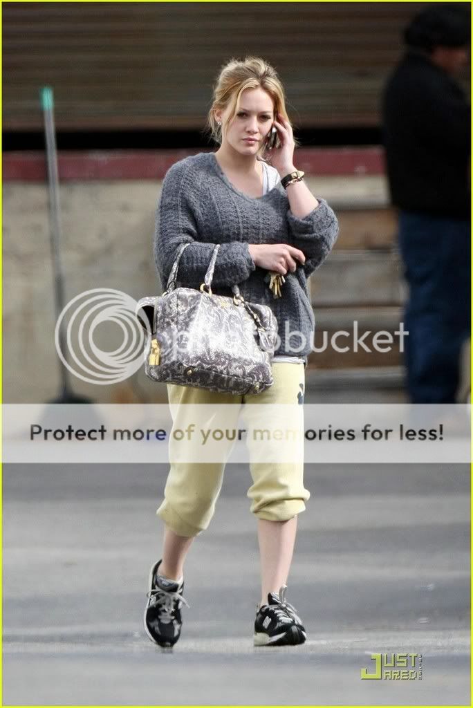 hilary-duff-baggy-bashful-01.jpg