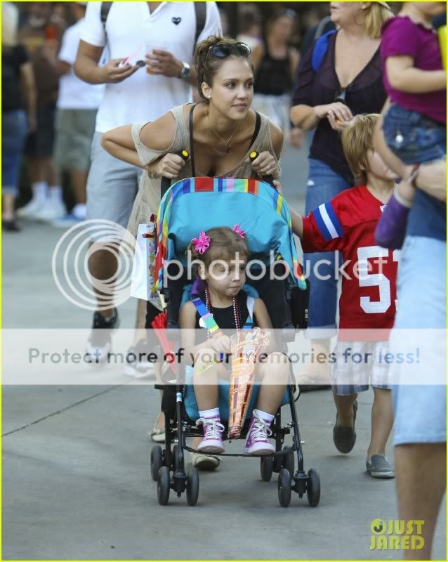 jessica-alba-family-fun-day-05.jpg