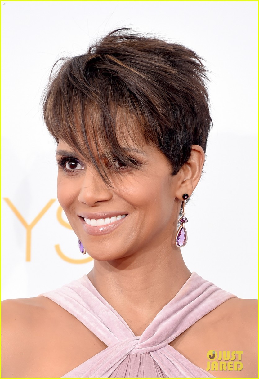 halle-berry-emmys-2014-02.jpg