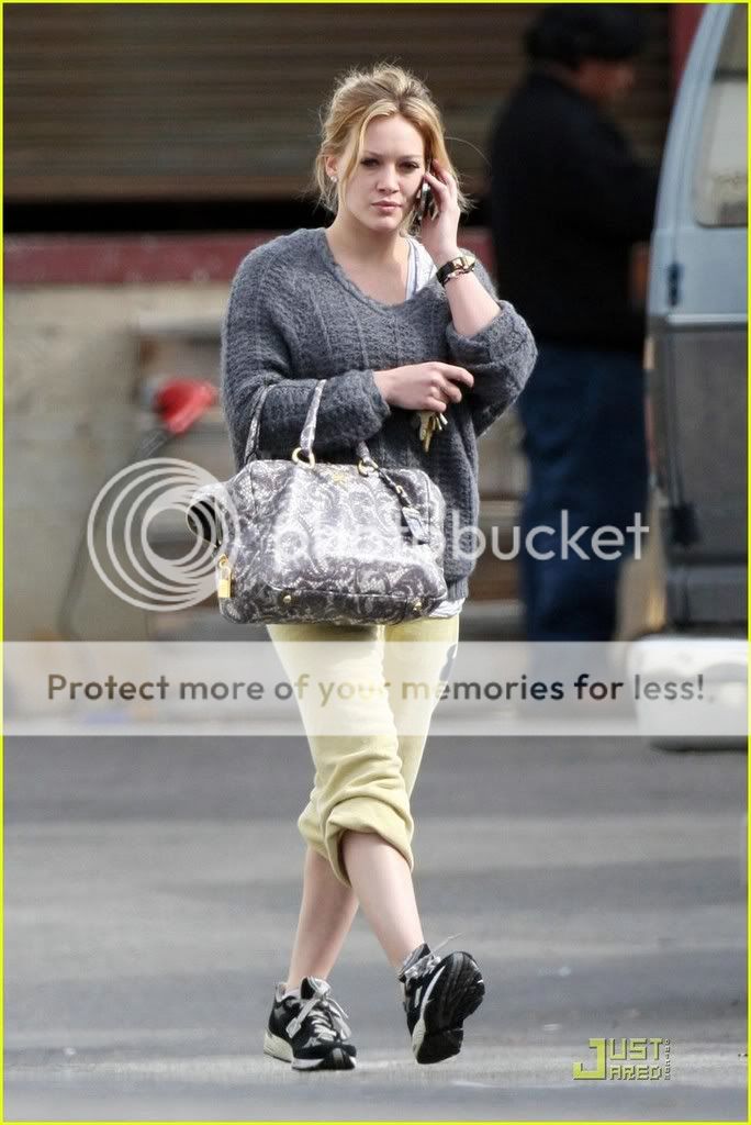 hilary-duff-baggy-bashful-03.jpg