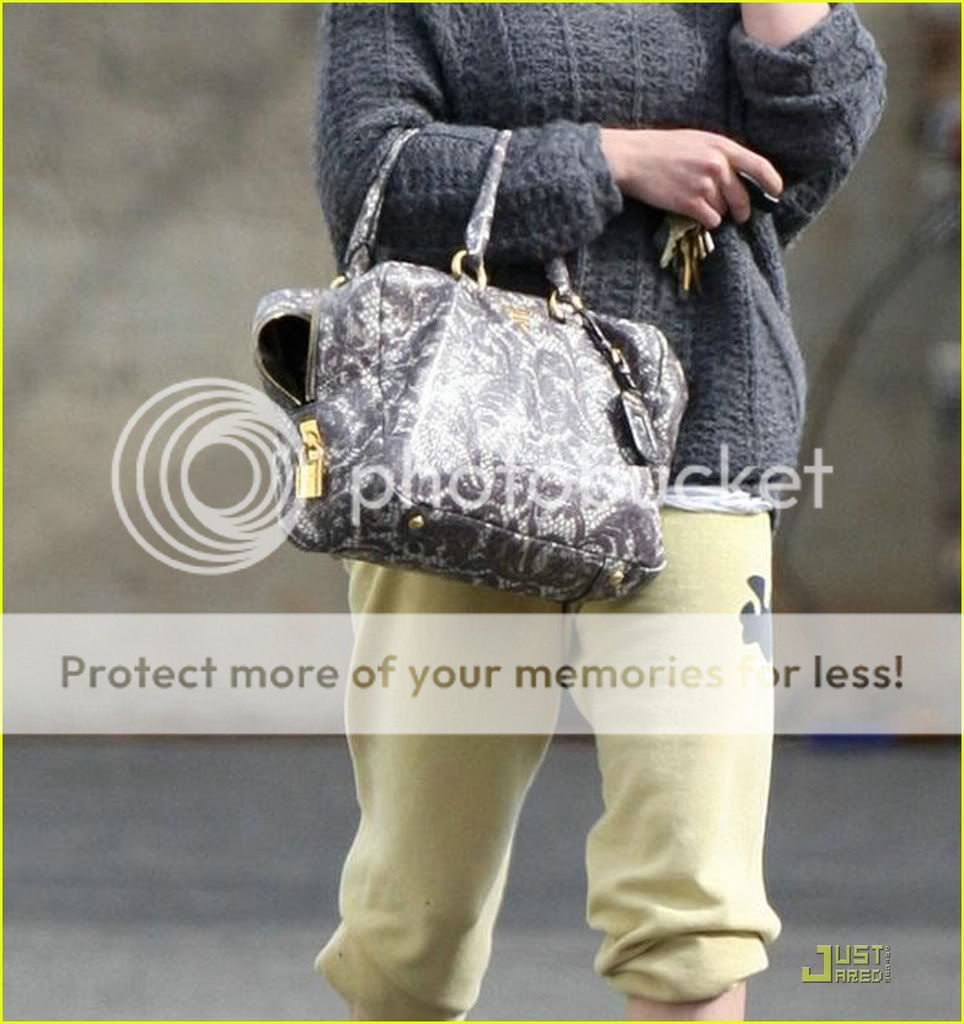 hilary-duff-baggy-bashful-09.jpg