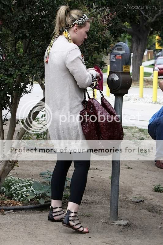 gallery_enlarged-hilary-duff-cof-14.jpg
