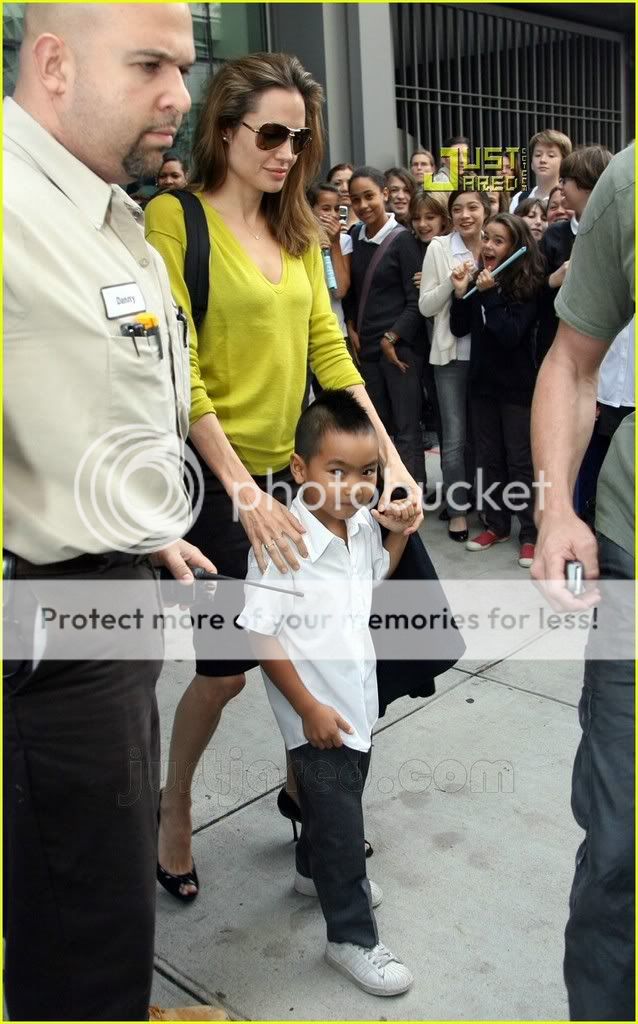 angelina-jolie-not-wearing-black-01.jpg