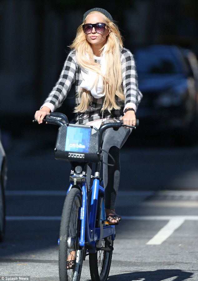 1412589919524_wps_7_EXCLUSIVE_Amanda_Bynes_lo.jpg
