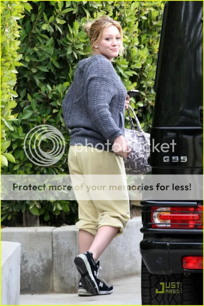 hilary-duff-baggy-bashful-04.jpg