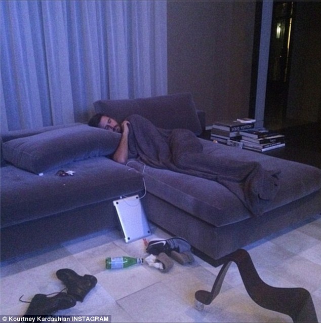 1413175820048_wps_40_kourtneykardashLooks_like.jpg