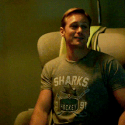 tumblr_olnuewMYKD1ty8mi0o2_r1_250.gif