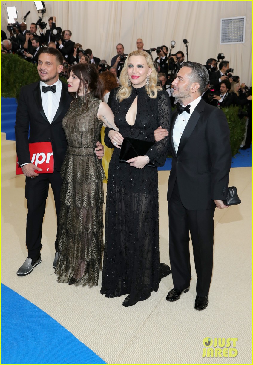 courtney-love-and-daughter-frances-bean-cobain-are-twinning-in-marc-jacons-at-met-gala-2017-05.jpg